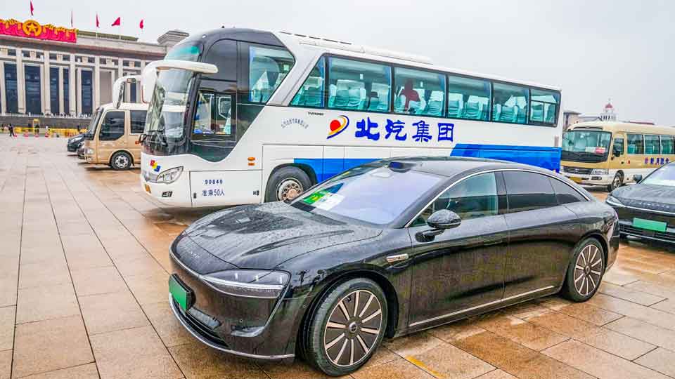 智電新車首“上會” 北汽集團連續22年為全國兩會提供用車和服務保障
